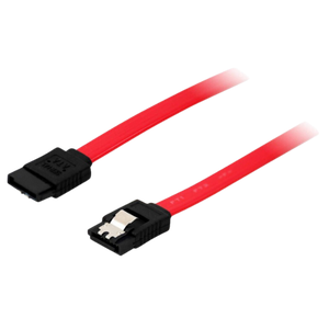 Primer plano de un cable de datos SATA rojo con conectores negros en sus extremos, utilizado para conectar unidades de almacenamiento a la placa base.