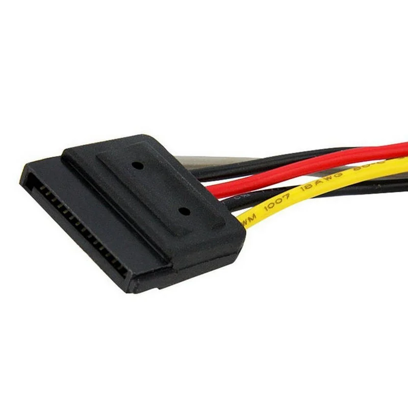 Detalle de un conector de alimentación SATA de color negro con cables expuestos en tonos amarillo, rojo y negro, necesario para dar energía a los discos SATA.