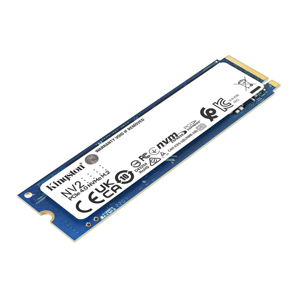 Un disco SSD NVMe en formato M.2 de la marca Kingston, donde se aprecia su placa de circuito azul, la etiqueta de especificaciones y el conector dorado con una sola muesca.