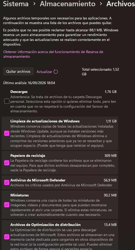 Menú de almacenamiento de Windows para limpiar archivos temporales, con casillas marcadas para borrar la Papelera de reciclaje, miniaturas y copias de actualización.